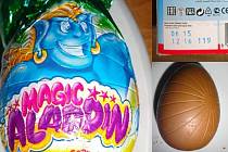 Čokoládové vejce s hračkou prodávali v Mostě i bezmála tři roky po datu spotřeby.