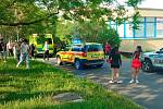 Místo tragického úmrtí dítěte v ulici Rozmarýnova v Mostě po příjezdu záchranářů