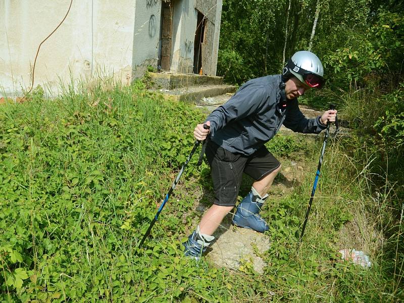 Sportovní redaktor Václav Veverka se pokusil lyžovat na bývalé kartáčové sjezdovce v Mostě