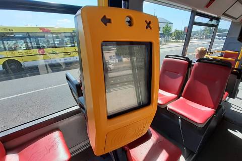 Současný odbavovací systém v MHD na Mostecku. Toto zařízení umožňuje platbu prostřednictvím čipové karty dopravního podniku.
