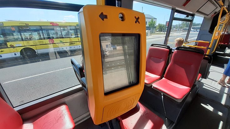 Současný odbavovací systém v MHD na Mostecku. Toto zařízení umožňuje platbu prostřednictvím čipové karty dopravního podniku.