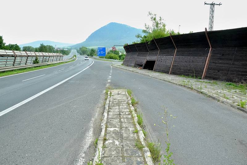 Tak vypadalo v pondělí 10. července místo u Obrnic, kde havarovaly dvě dívky