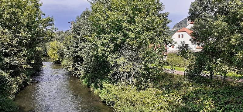 Mostecké Rudolice bývaly kdysi samostatnou vesnicí. Na snímku bývalá tvrz u řeky Bílina.