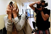 Dvojice žen čelí u mosteckého soudu obžalobě z nebezpečného pronásledování muže. Ořed objektivy fotoaparátů se obě ukrývaly.