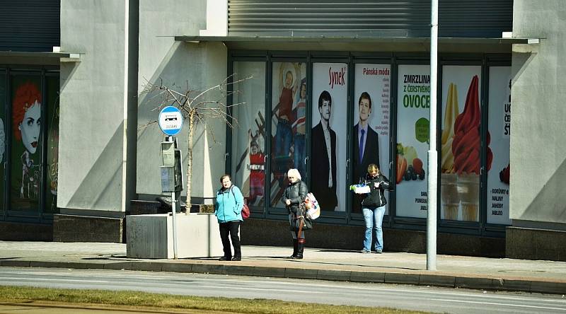 Zastávka bez střechy u Centralu v Mostě