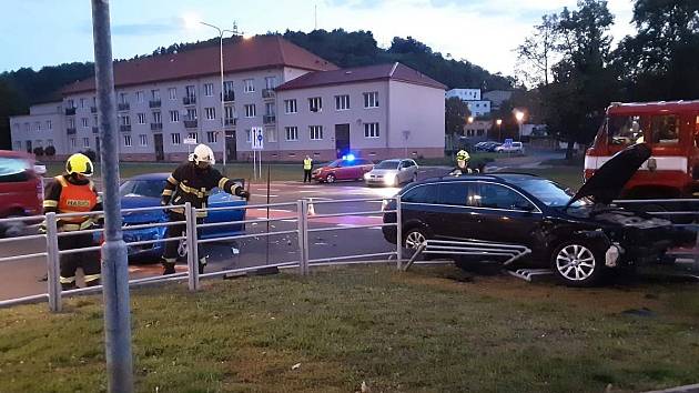 Ranní nehoda na křižovatce Slovenského národního povstání v Mostě se naštěstí obešla bez zranění