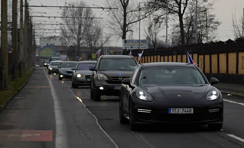 Z Mostu opět vyjela protestní jízda s vlajkami.