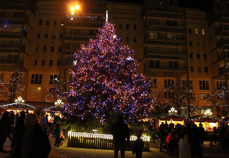 Takhle vypadá vánočně vyzdobené a naladěné centrum Mostu.