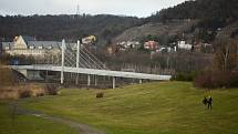 Jezero Most je stále zavřené, ale krajina se staveništi láká k procházkám