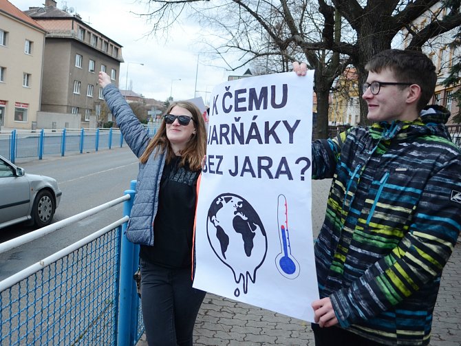 Mládež v Mostě podpořila stávkou švédskou školačku, která varuje před ničením planety