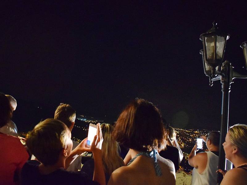 Lidé pozorují zatmění Měsíce na mosteckém Hněvíně.