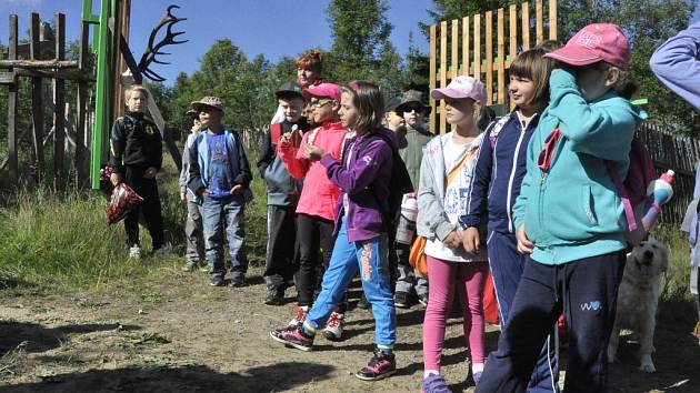   NÁVŠTĚVA V OBOŘE. Děti se během dne otevřených dveří podívaly do obory. 