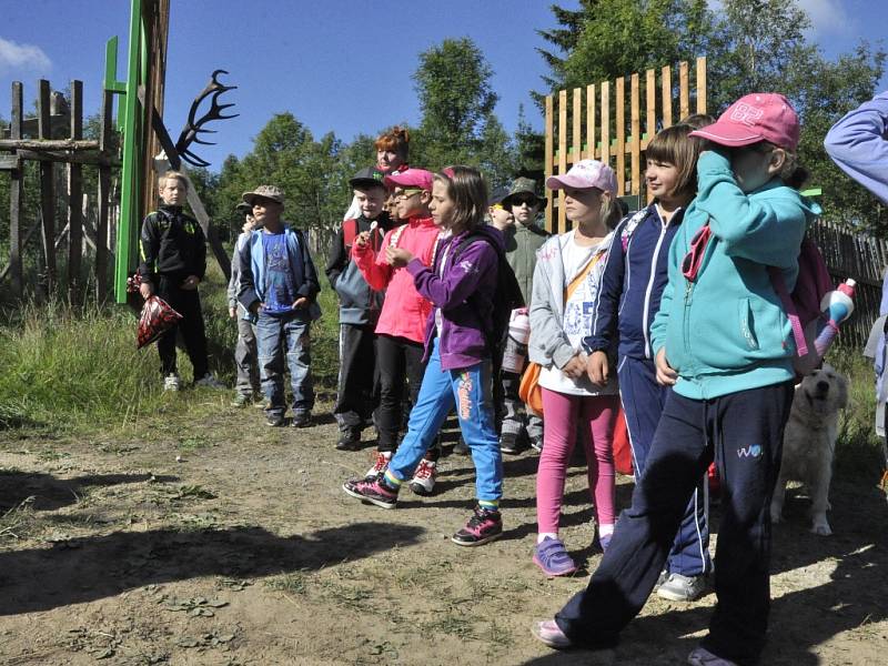   NÁVŠTĚVA V OBOŘE. Děti se během dne otevřených dveří podívaly do obory. 