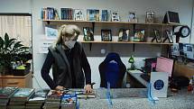 Knihovnice Zora Felixová v městské knihovně v Meziboří