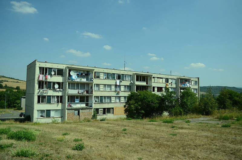 Takhle vypadá blok 10 v Chanově. Město dům v roce 2012 nerekonstruovalo a nyní je půlky vybydlený. Podle místních by se  měl opravit a udržet jako sousední panelák 8. Tuto variantu považují za lepší než kontejnery.