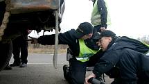 Dopravní policisté a pracovníci z Centra služeb pro silniční dopravu se zaměřili na Mostecku na přetížené nákladní automobily.