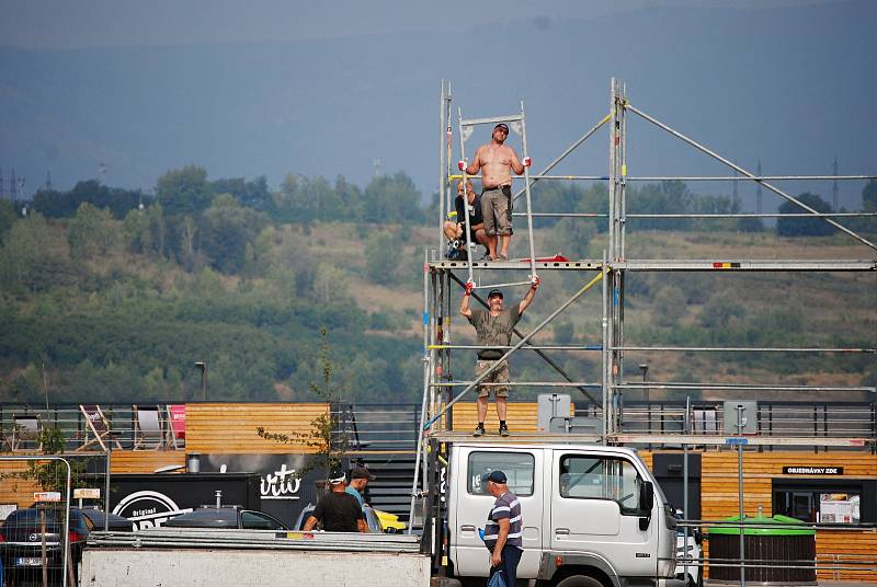 Pondělní úklid po akci The Most Fest u jezera Most