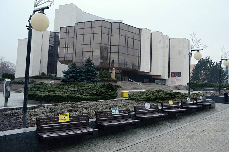 Tradiční novoroční cyklistická jízda v Mostě neměla letos hromadný start. Nadšenci vyjížděli z 1. náměstí postupně mezi 10. a 15. hodinou.