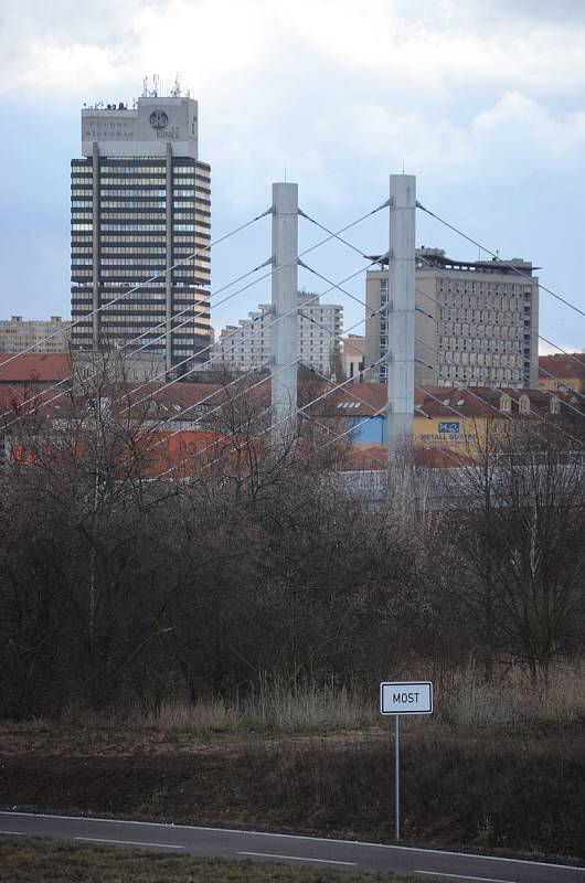 Jezero Most je stále zavřené, ale krajina se staveništi láká k procházkám