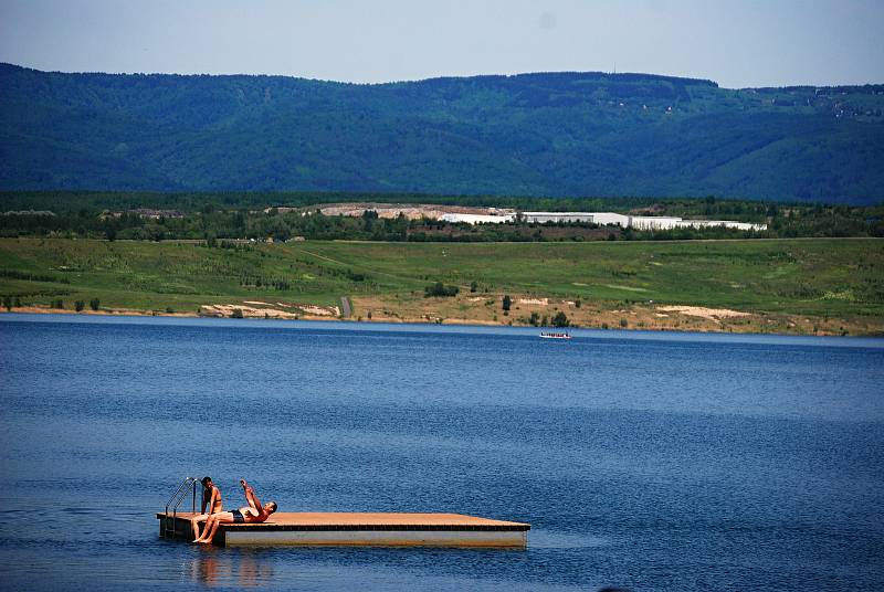 Jezero Most v poledne 19. května.