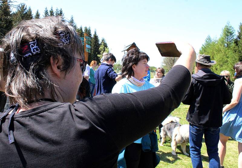 V sobotu 16. května státní hranice opět na chvíli nerozdělovala, ale spojovala. Lidé z pohraničí, kteří chtějí konec uzavřených hranic, se podruhé sešli. Na Mostecku se tak stalo nedaleko krušnohorské obce Klíny.