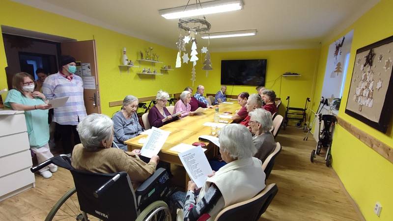 Koledy s Deníkem si zazpívali klienti Domova pro seniory ve Dvořákově ulici v Mostě.