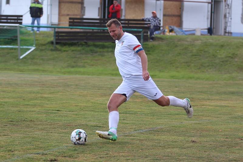 V okresním přeboru vyhrál Litvínov (v žluto-černé kombinaci) v Braňanech 8:0