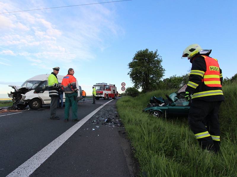 Smrt dvou lidí si vyžádala ranní nehoda u Bělušic.