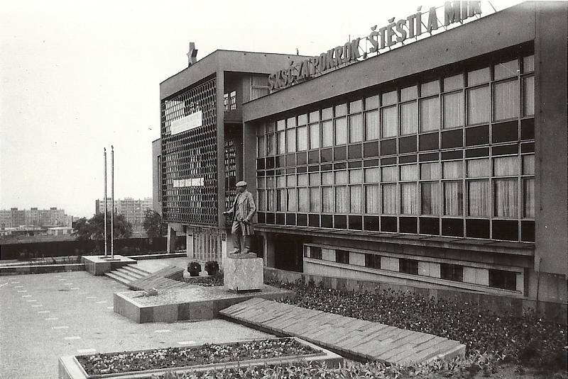 Tady, na okraji centra Mostu, stála socha Klementa Gottwalda, prvního komunistického prezidenta. Vévodila budově, kde sídlil Okresní výbor Komunistické strany Československa (OV KSČ). Dnes jsou v rekonstruovaném objektu obchody, kanceláře a zábavní centru