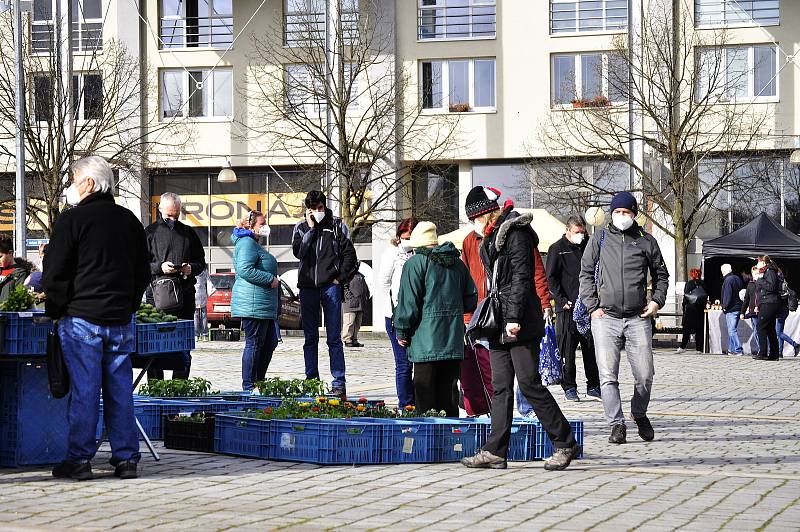 Farmářský trh na 1. náměstí v Mostě v sobotu 24. dubna.