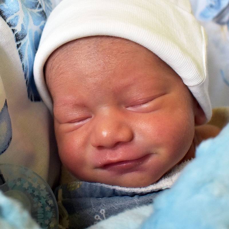 Ladislav Péter se narodil Denise Péterové z Teplic 9. května ve 12.11 hodin v teplické porodnici. Měřil 44 centimetrů a vážil 2,25 kilogramu.
