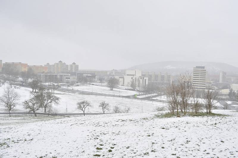 Do Mostu se po Velikonocích vrátila zima. 