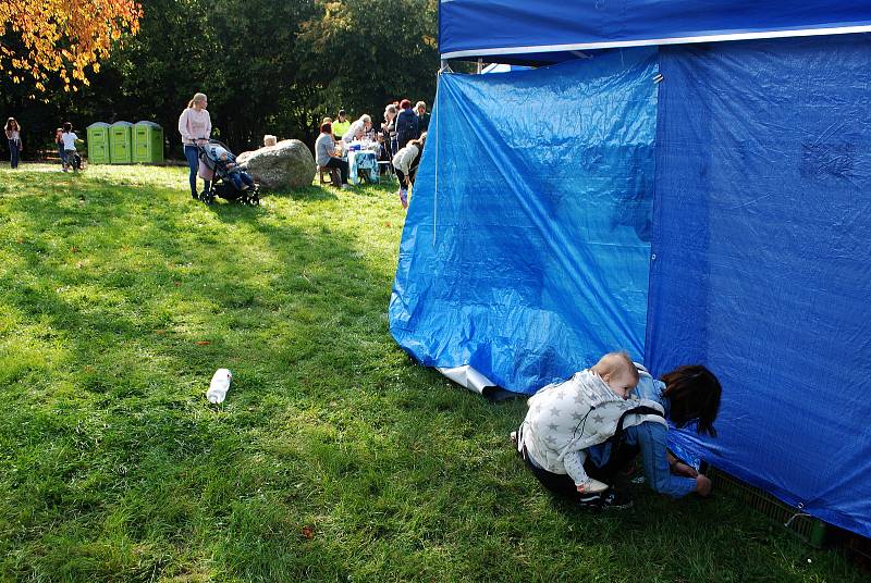 Mostečané zaplnili park u sportovní haly při moštobraní. Stály tam fronty