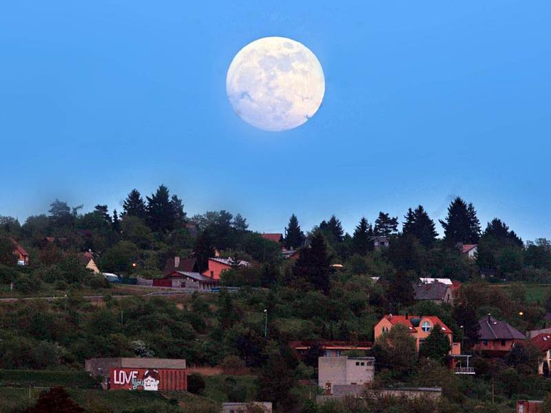 Měsíc nad domy.