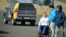 Spolek Cesta za snem uspořádal na polygonu Autodromu Most akci pro handicapované řidiče