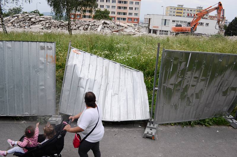 V Janově skončila první etapa demolice vybydleného paneláku. Dům už nestojí, suť se bude drtit