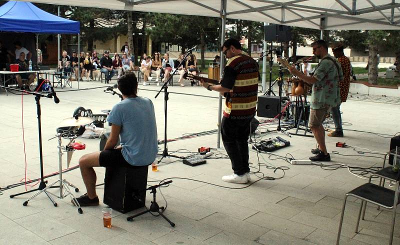 Radniční park v centru Mostu se bavil. Začala série koncertů s názvem Neděle ve středu.