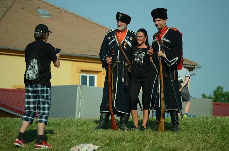 Oslava 100 let od vzniku republiky u kostela v Mostě.