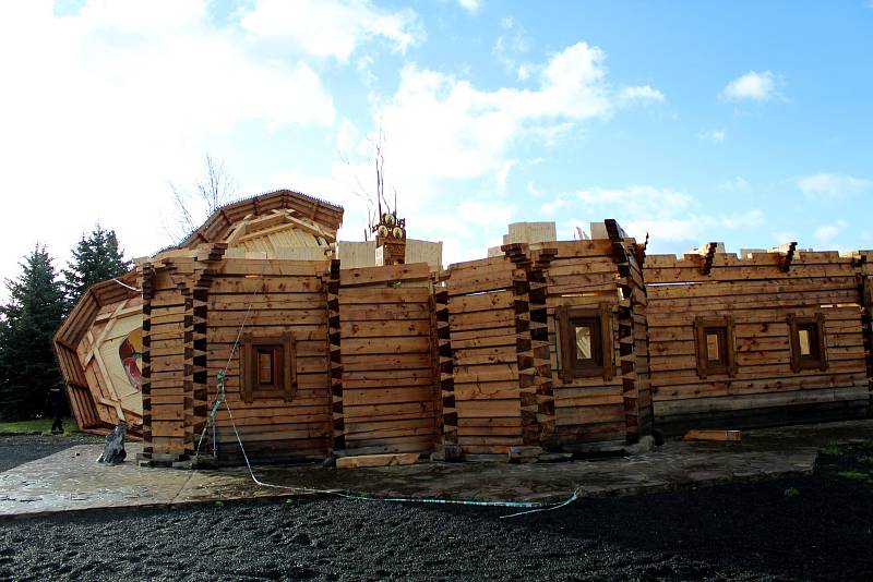 Silný nápor větru nevydržel pravoslavný kostel v Mostě, který byl ráno v troskách. Naštěstí se v době zřícení v areálu kostela nikdo nenacházel, takže nedošlo ke zraněním.