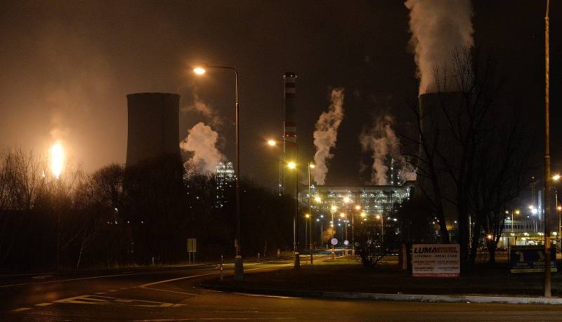 Obří plamen září do noci z hořáku chemičky Unipetrol v Záluží