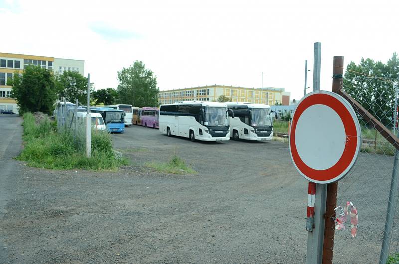 Zbouráním několika opuštěných objektů včetně bývalé restaurace Jáva začala u vlakového nádraží v Litvínově výstavba nového autobusového terminálu