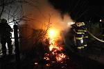 Dva hasičské jednotky likvidovaly požár zahradní chatky
