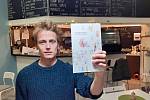 Tomáš Henry Abraham drží svůj debut, básnickou sbírku Prasklé bubliny. Křest knihy, tzv. obřízka, bude 25. listopadu v kavárně The Most café.