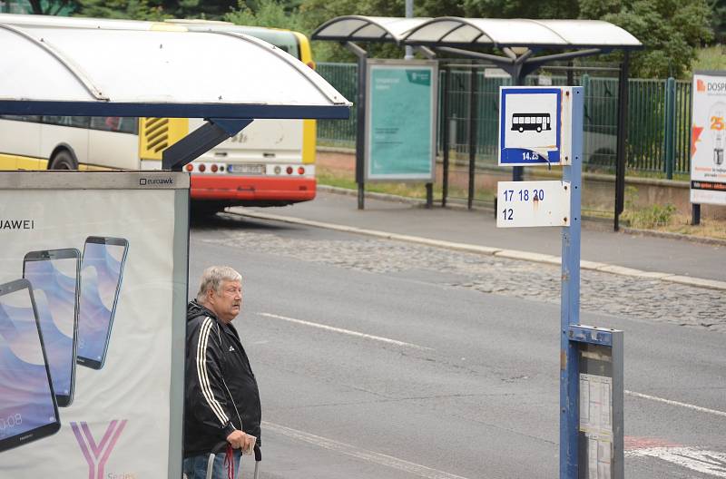 U 14. ZŠ v ulici Višňová v Mostě začne brzy rekonstrukce dvou protilehlých zastávek MHD