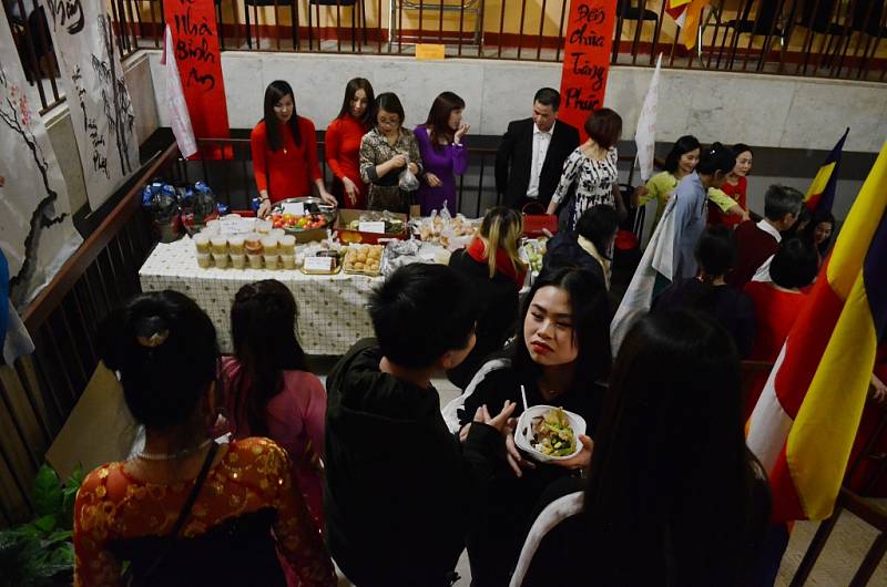 Vietnamci u fotbalového stadionu v Mostě otevřeli kulturní centrum Pagoda Most.