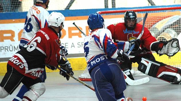 Hokejbalisté mosteckého Penta (v bílém) zápasí v sobotu s extraligovým mistrem.