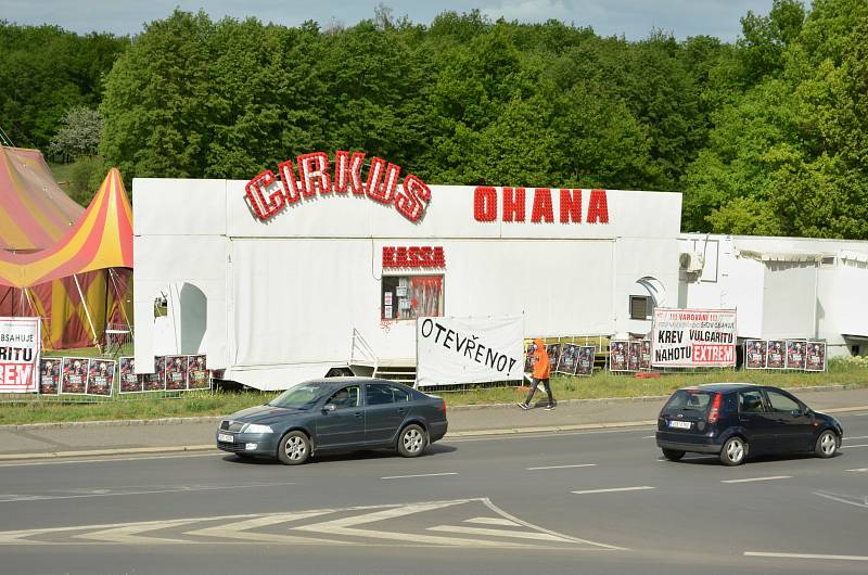 Členové souboru Horor Cirkus Ohana zkoušejí nové představení v Mostě, kde za plotem strávili dva měsíce. Nyní už můžou hrát pro maximálně sto diváků.