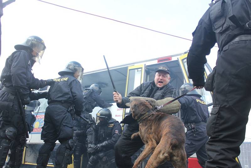 Cvičení policistů a strážníků z Mostu a Litvínova.