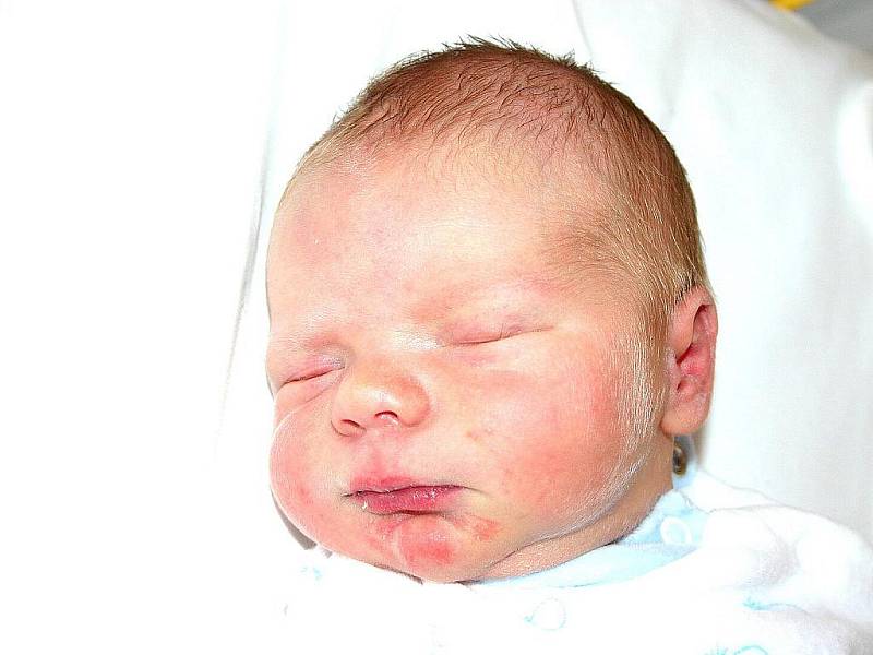 Mamince Nikole Čapkové z Litvínova se 16. ledna ve 12.05 hodin narodil syn Lukáš Kalina. Měřil 52 centimetrů a vážil 3,77 kilogramu.