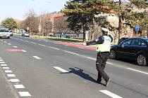 Mostečtí policisté měřili během Speed Marathonu rychlost v ulici Slovenského národního povstání před tamní základní školou.